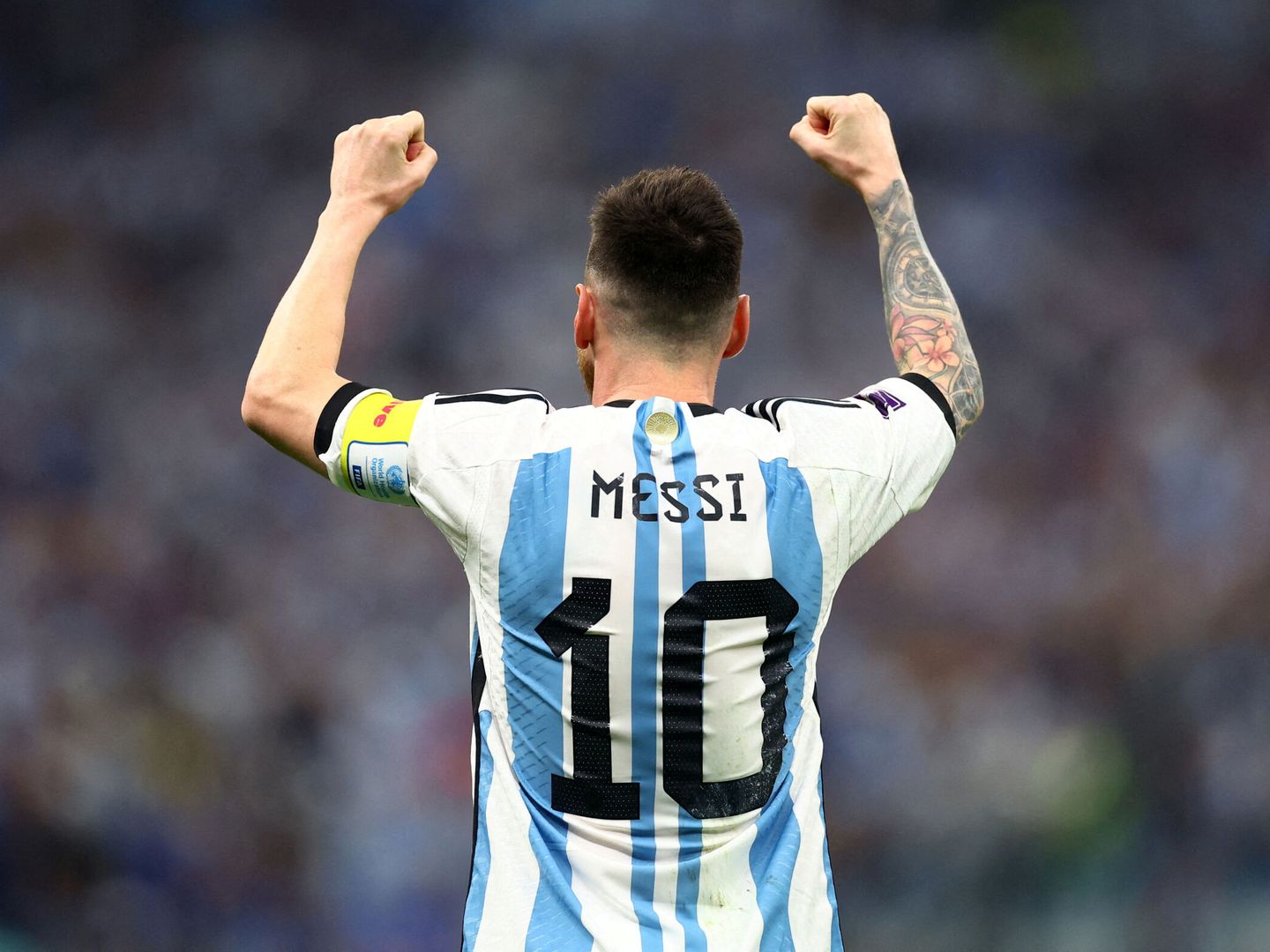 Messi levanta los brazos tras clasificarse para la final del Mundial.