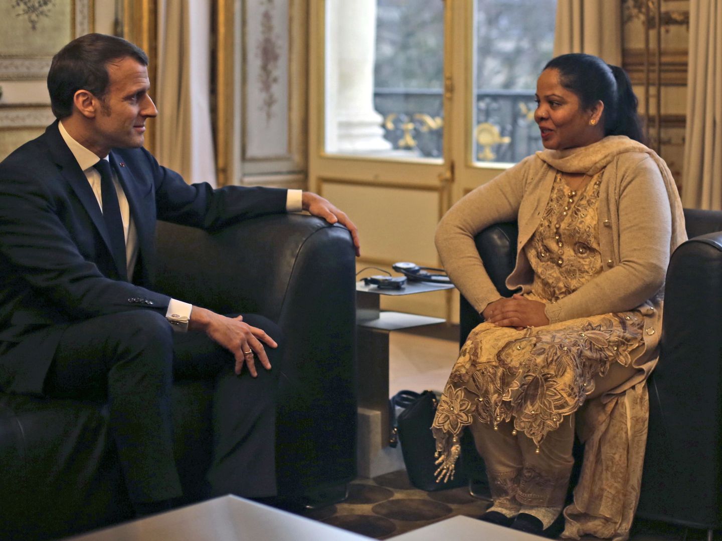 La pakistaní Asia Bib junto al presidente de Francia Emmanuel Macron. (EFE/EPA Rafael Yaghobzadeh)