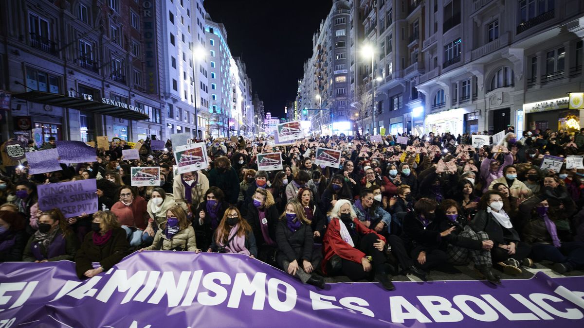 El feminismo clásico entra en campaña y advierte al PSOE: "No votamos traidores"