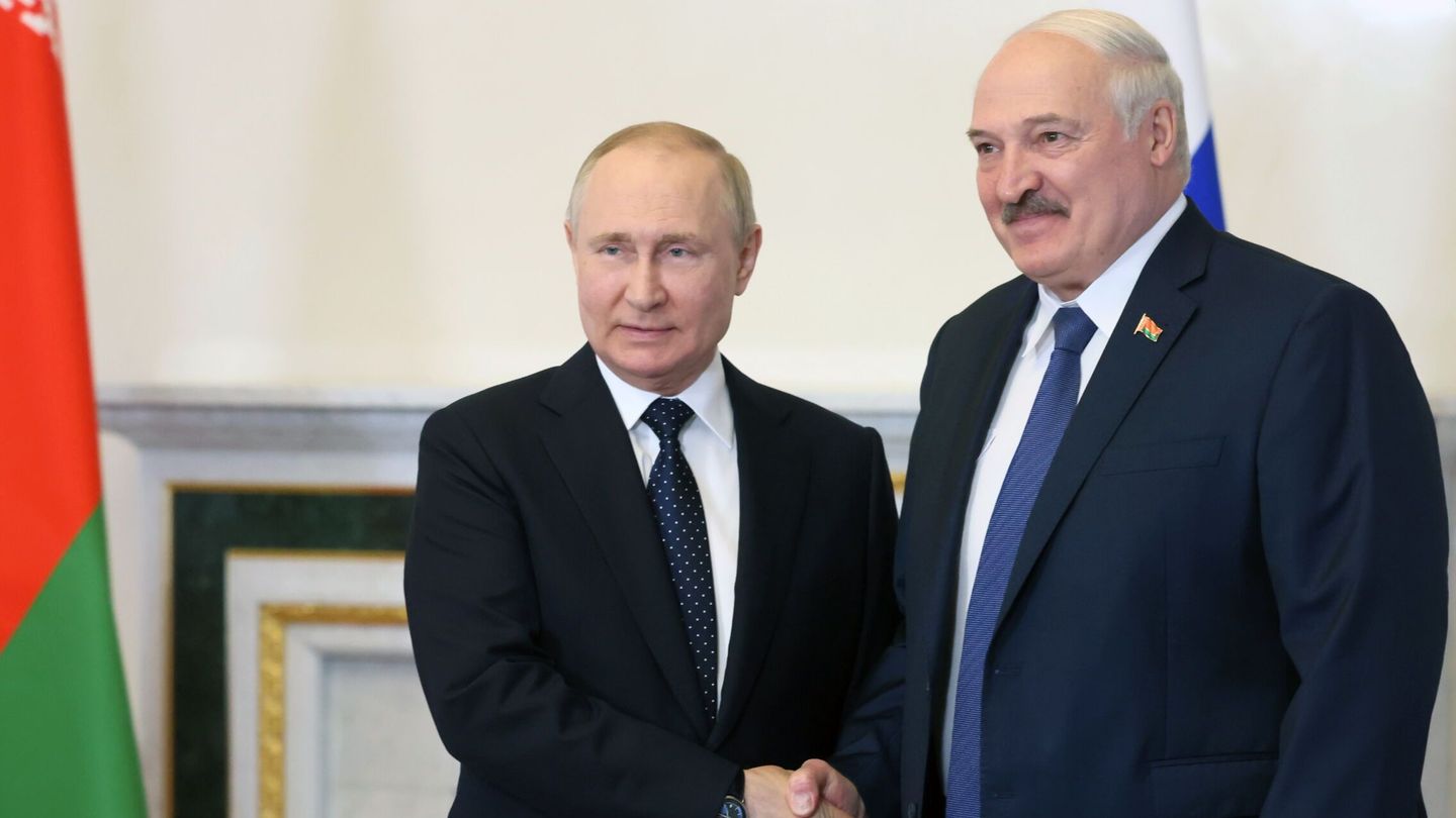 El presidente ruso Vladimir Putin y el bielorruso Alexander Lukashenko. (EFE/Mikhail Metzel)