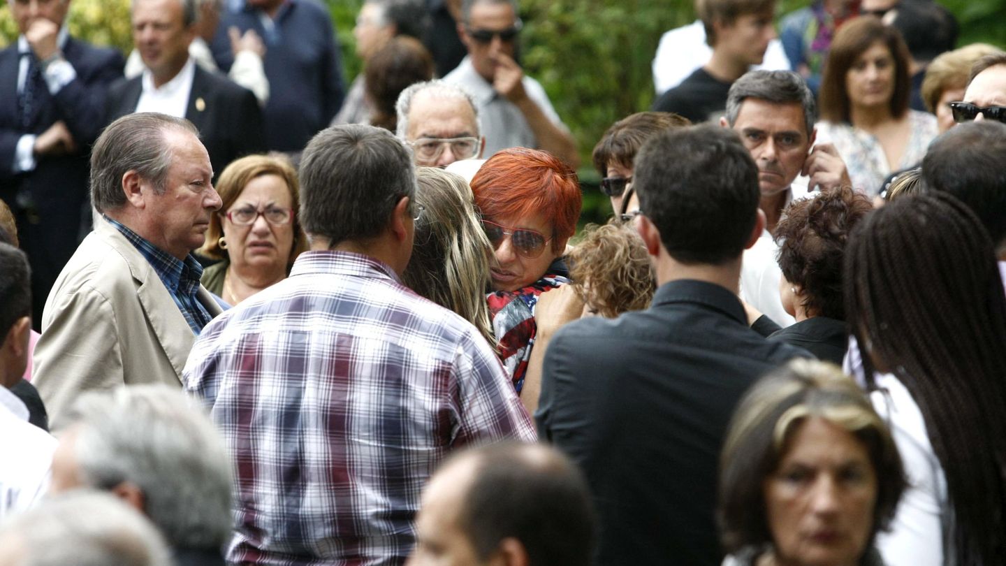 Sandra Ortega Mera (en el centro), en el funeral de su madre. (EFE)