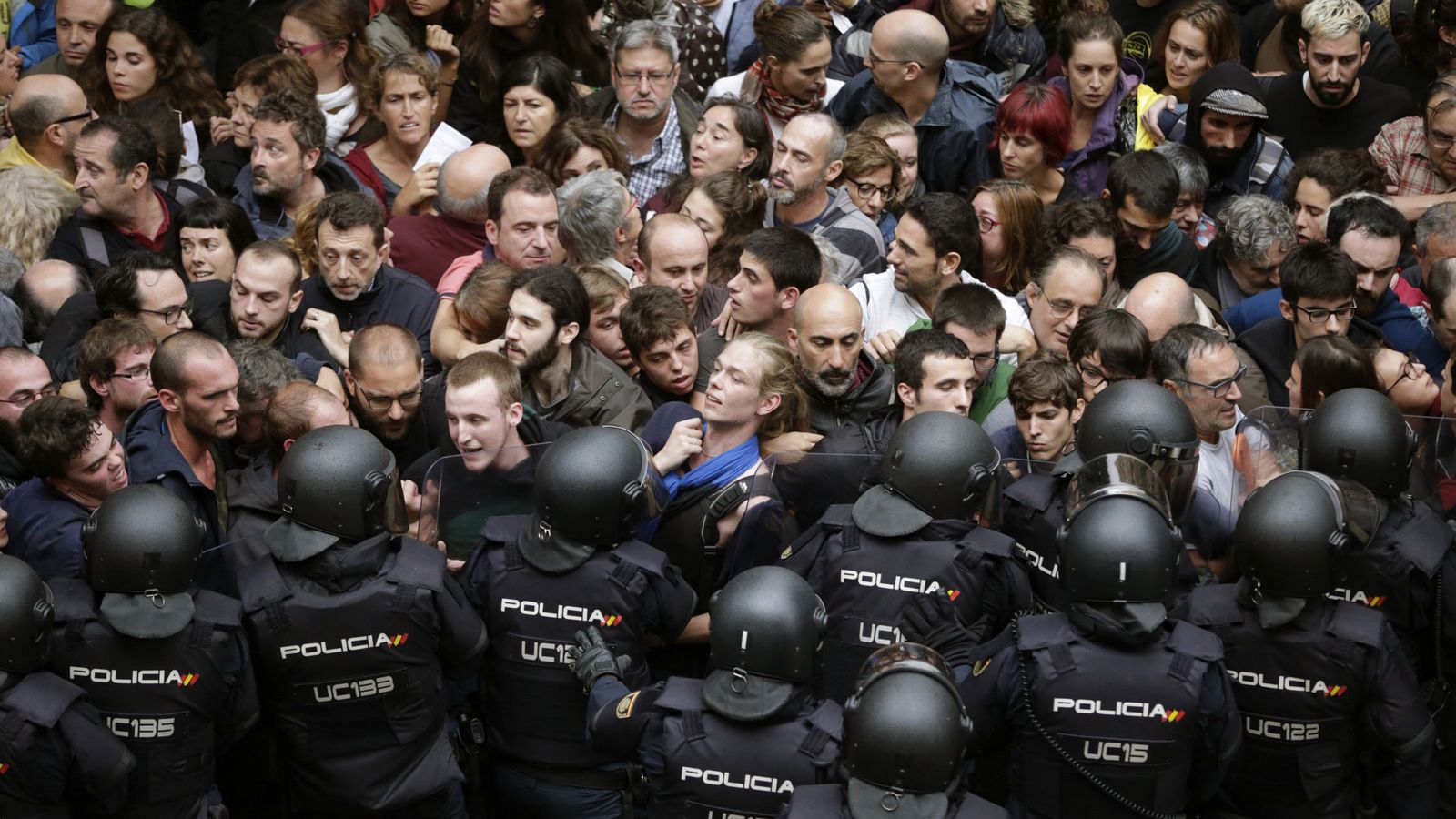 Foto:  Agentes antidisturbios de la Policía Nacional el 1-O. (EFE)
