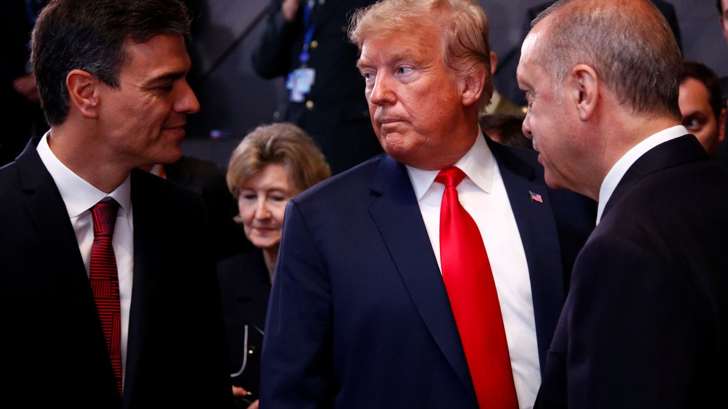 Sánchez y Trump con su homólogo turco en la OTAN (REUTERS)