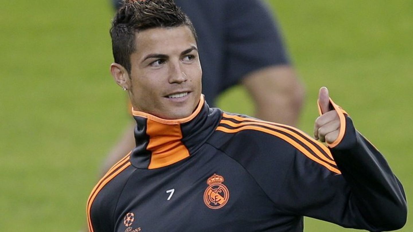 Real madrid's cristiano ronaldo gestures during a training session in turin