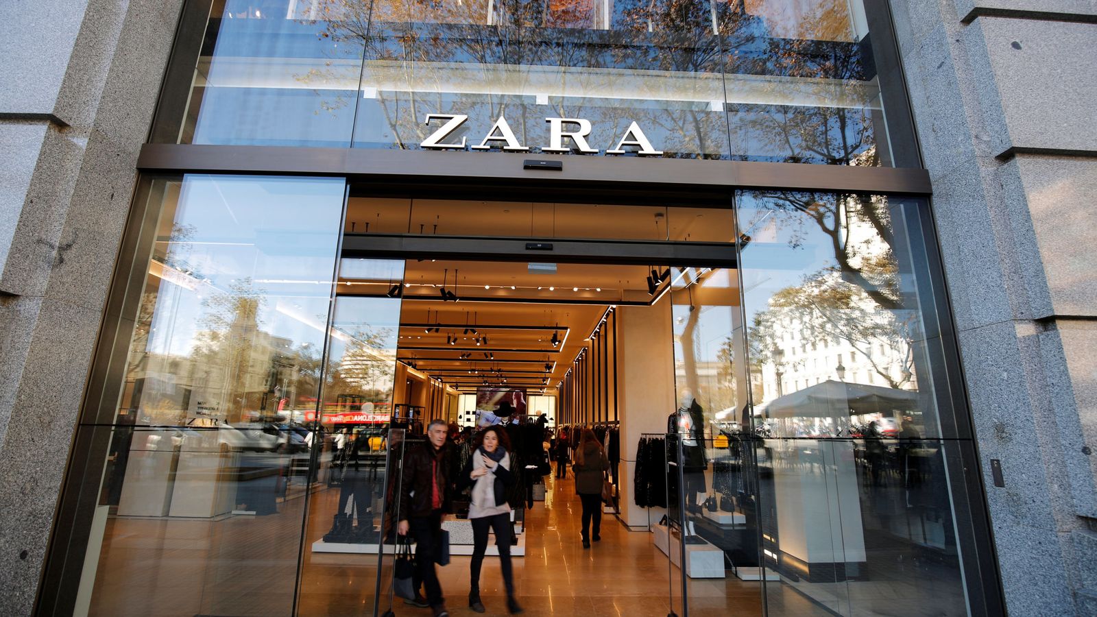 Foto: Fachada de una tienda de Zara en una céntrica calle de Barcelona. (Reuters)