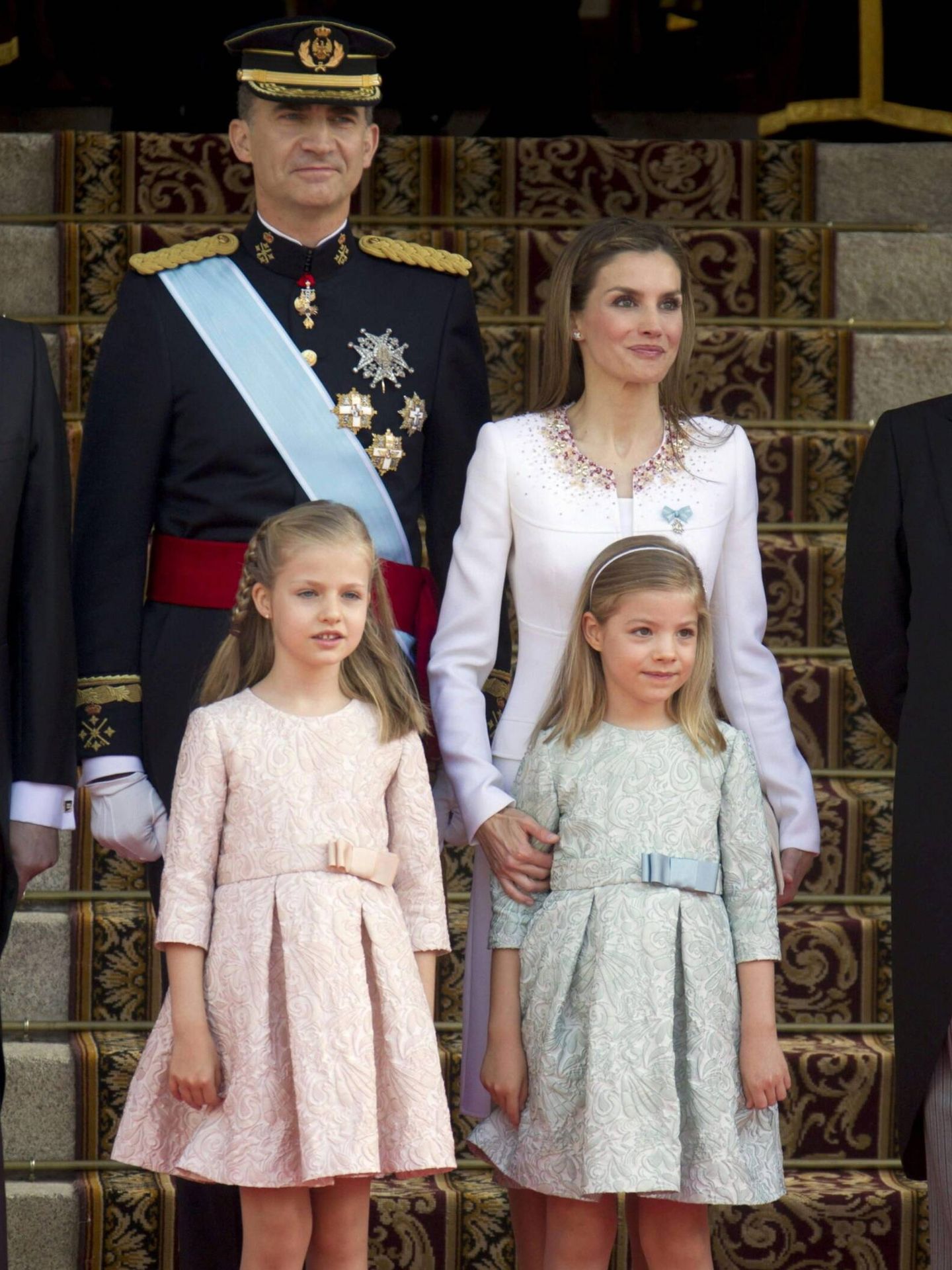 Los Reyes, junto a sus hijas en la proclamación ante las Cortes Generales del monarca. (EFE/Emilio Naranjo)