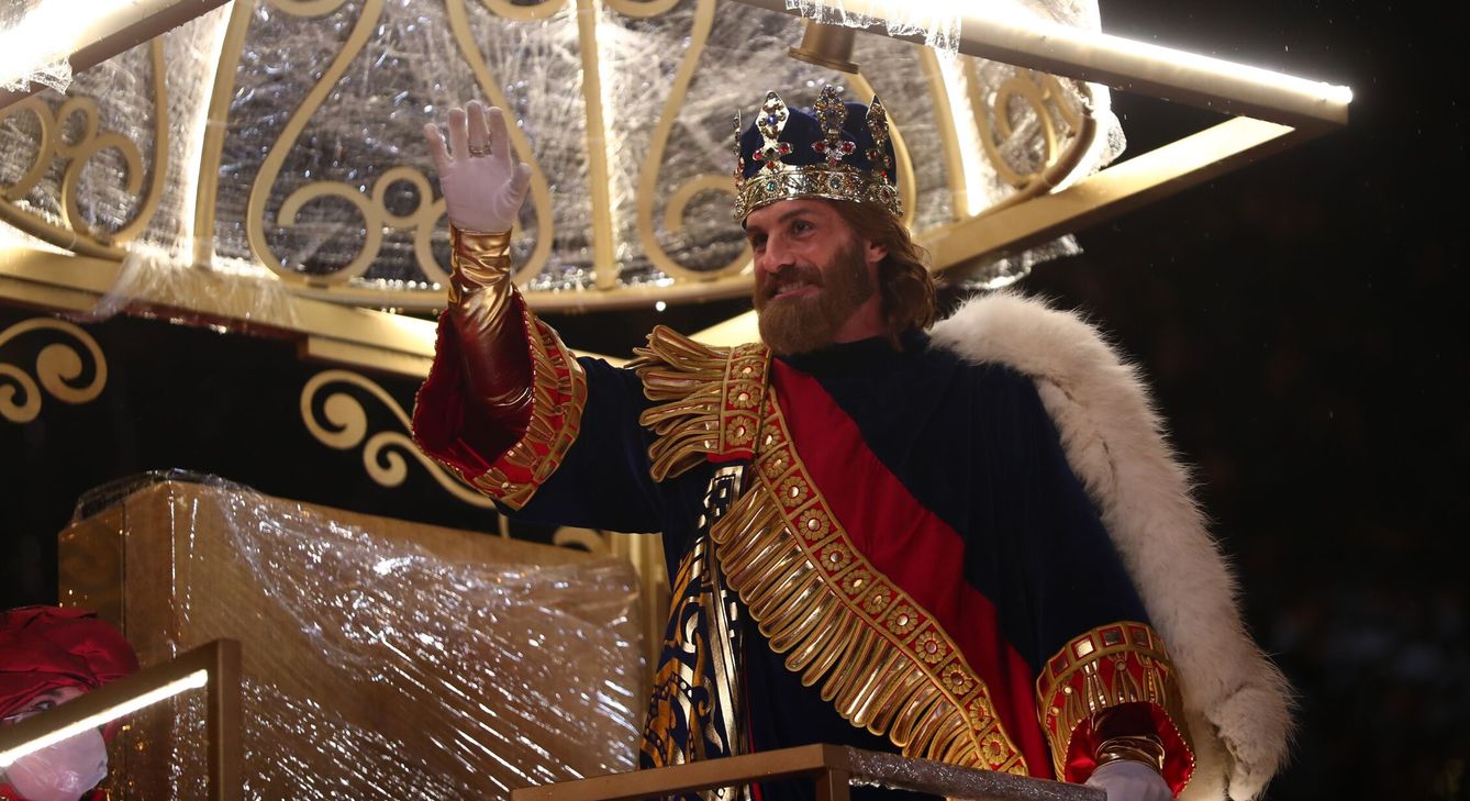 El rey Gaspar saluda en la cabalgata de los Reyes Magos 2022 en Madrid.