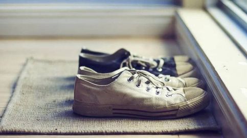 Quítate los zapatos al llegar a casa: la ciencia lo recomienda