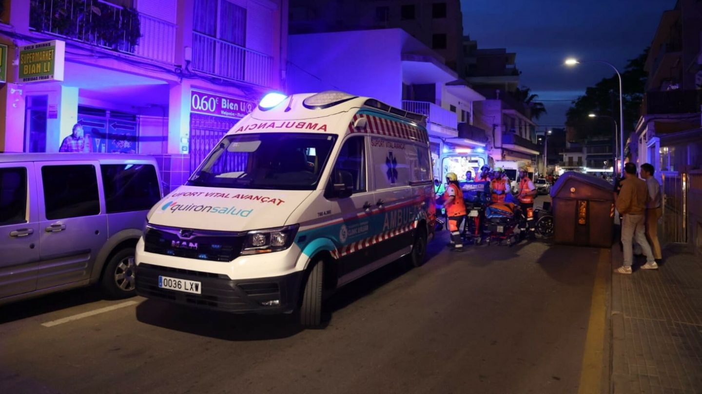 Los servicios de emergencia trasladan a los heridos. (Isaac Buj/Europa Press)