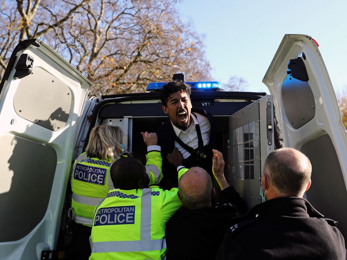 Foto: Detenido mientras trata de hablar en la Speakers' Corner de Londres. (Reuters)
