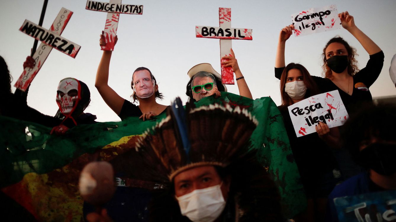 Foto: Manifestación contra Bolsonaro frente al palacio de Planalto, en Brasilia. (Reuters)