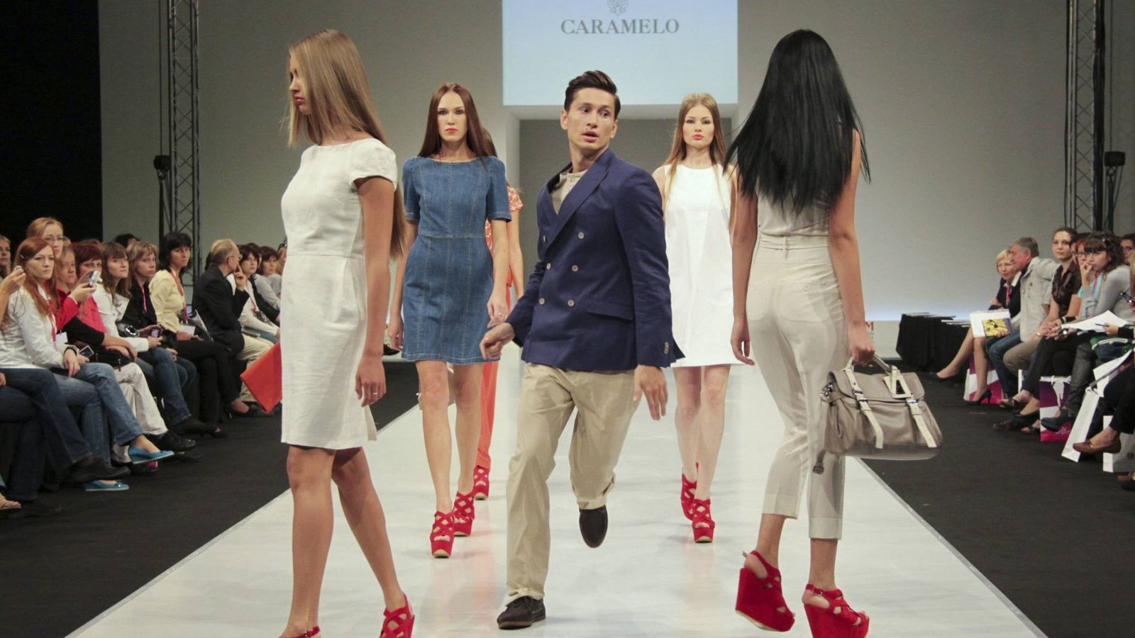 Foto: Desfile de moda de la marca textil Caramelo. (EFE)