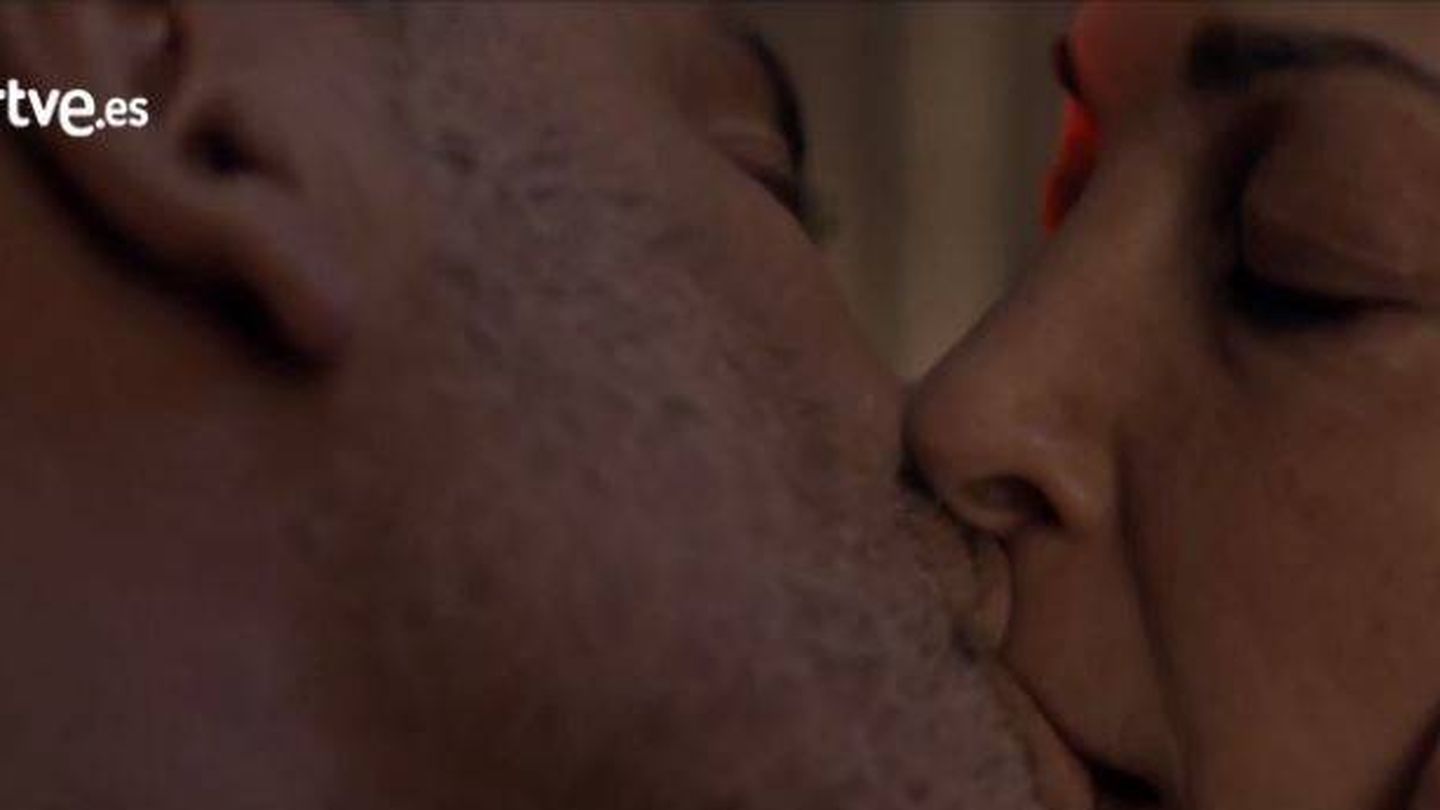 Beso entre Márquez y Laura en 'Estoy vivo'.