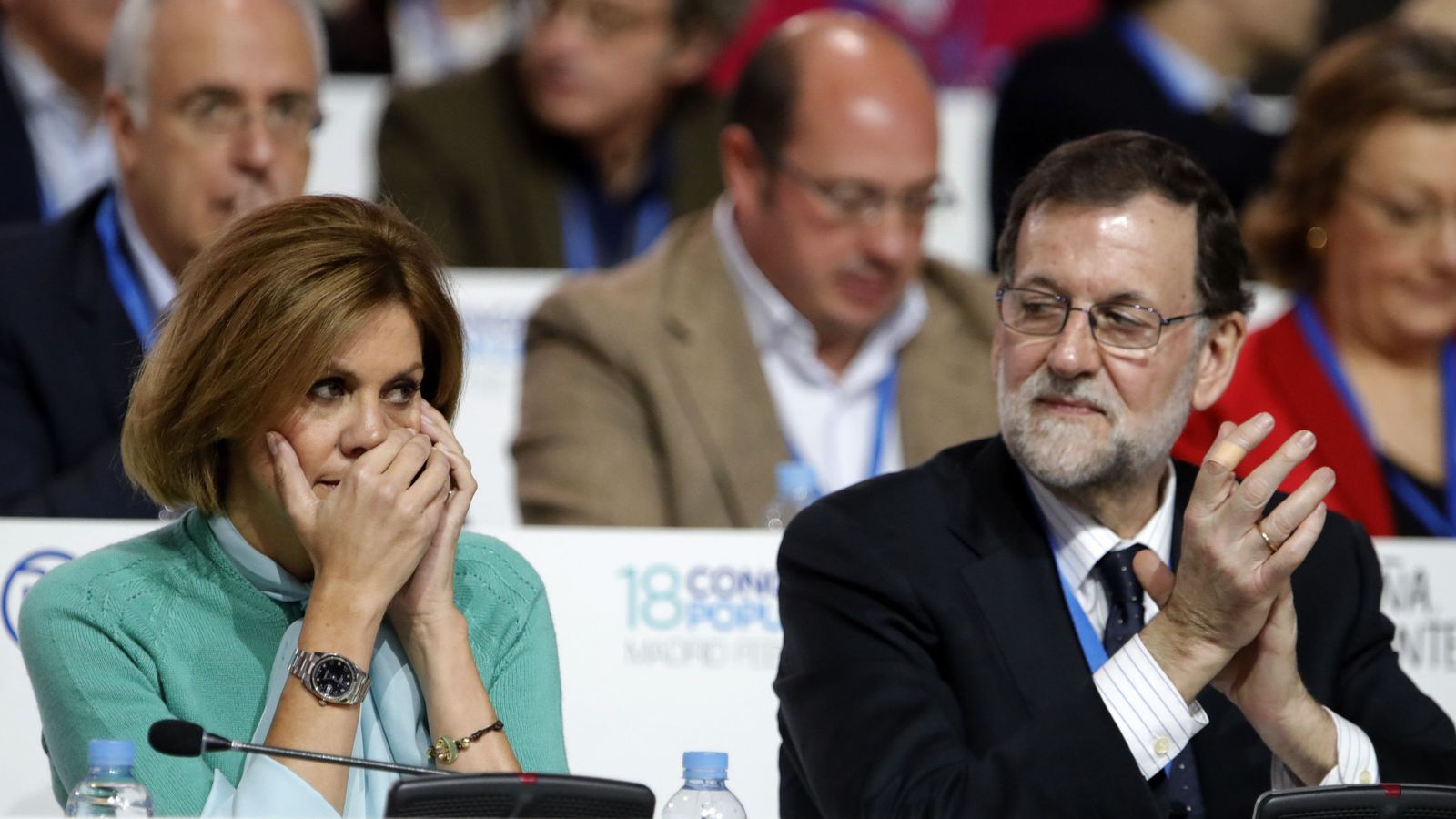 Foto: Mariano Rajoy, presidente del Gobierno y del PP, junto a la secretaria general, María Dolores de Cospedal, esta tarde en la primera jornada del XVIII Congreso nacional del partido. (EFE)