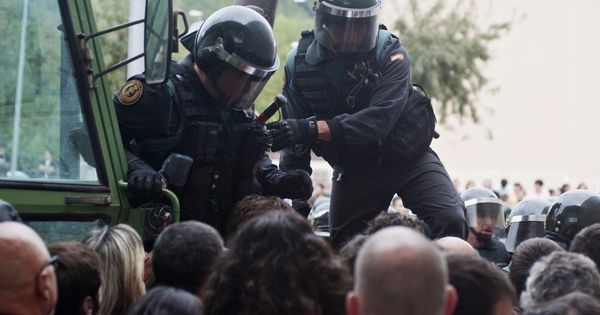 Foto: Graves incidentes entre policías y guardias civiles en Cataluña (EFE)