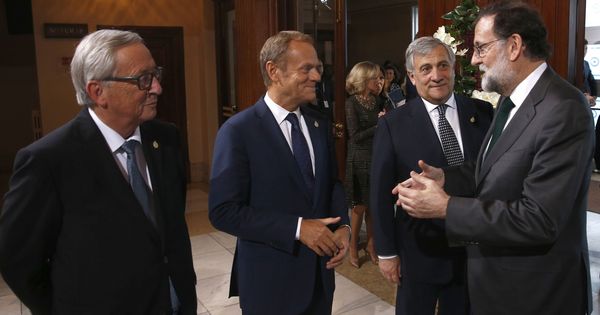 Foto: Mariano Rajoy junto a los presidentes de la Comisión Europea (CE), Jean-Claude Juncker (i), el Consejo Europeo, Donald Tusk (2i); y del Parlamento Europeo, Antonio Tajani (2d), durante los Premios Princesa de Asturias. (EFE)