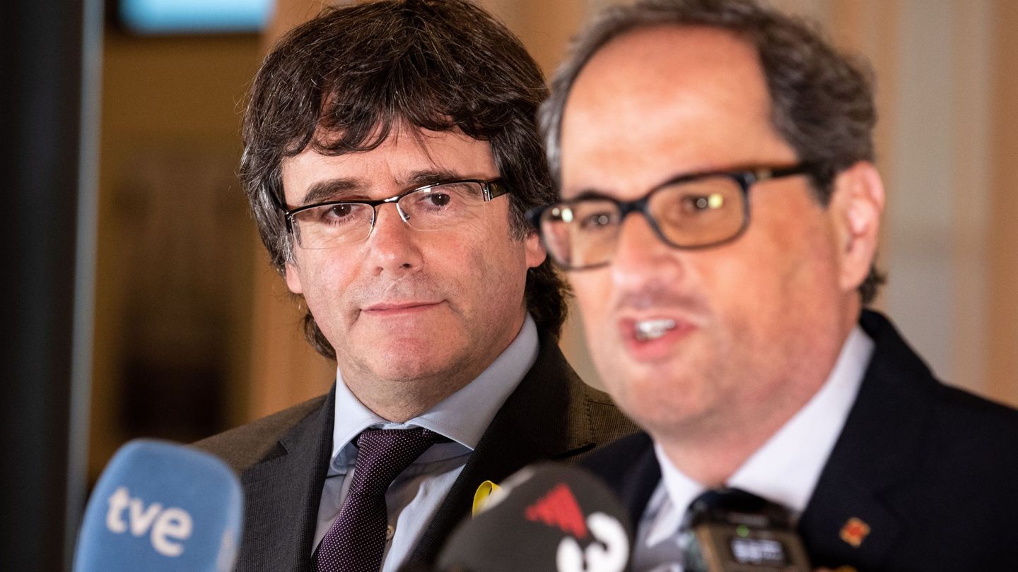 El presidente de la Generalitat, Quim Torra, y su antecesor en el cargo, Carles Puigdemont en una imagen de junio. (EFE) 