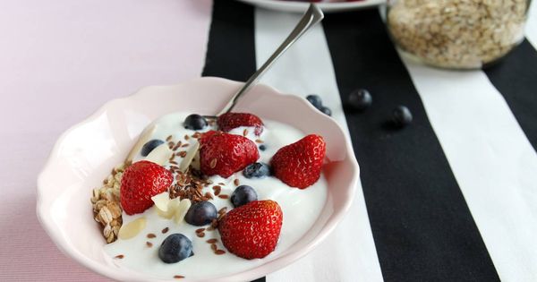 Foto: Un ejemplo de desayuno saludable: yogur, fruta y cereales. 