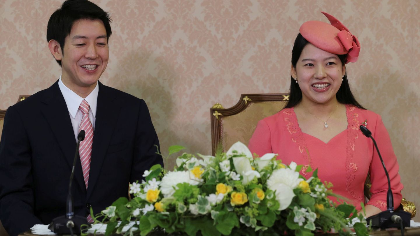 La princesa Ayako, con su prometido. (Reuters)