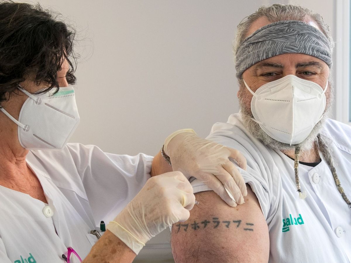 Foto: Una enfermera administra una dosis de vacuna de la gripe a un sanitario en el hospital Miguel Servet de Zaragoza. (Javier Cebollada/EFE)