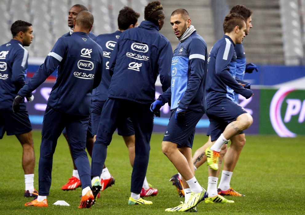 Foto: Benzema, junto a varios compañeros durante un entrenamiento de Francia (EFE)
