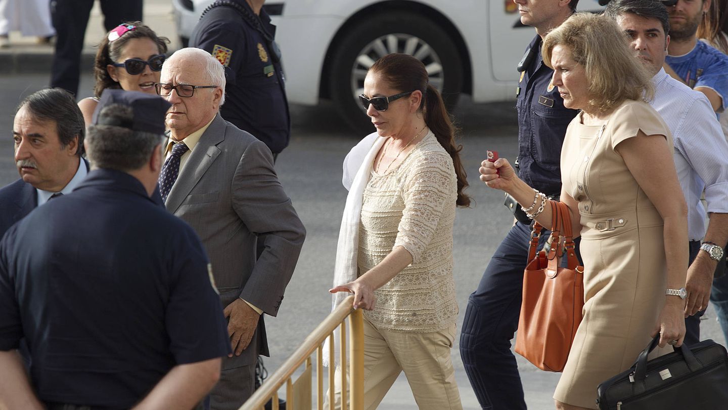 Isabel Pantoja, entrando a los juzgados de Málaga. (Getty)