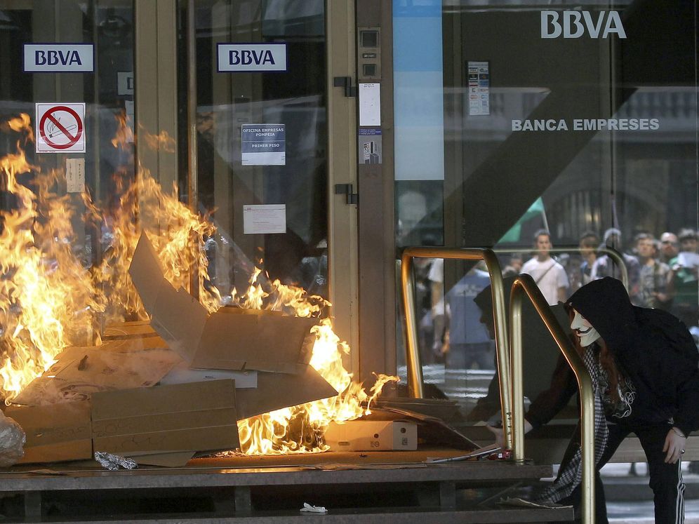 Foto: Disturbios en Barcelona. (EFE)