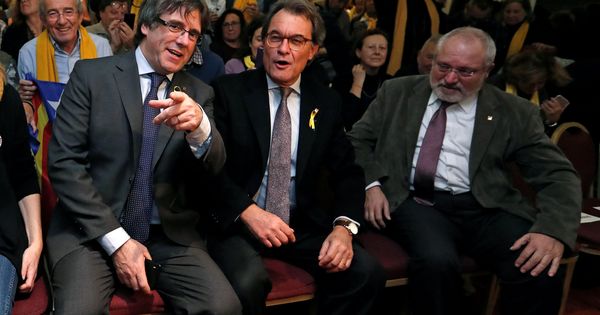 Foto: Los expresidentes de la Generalitat Carles Puigdemont (i) y Artur Mas. (Reuters)