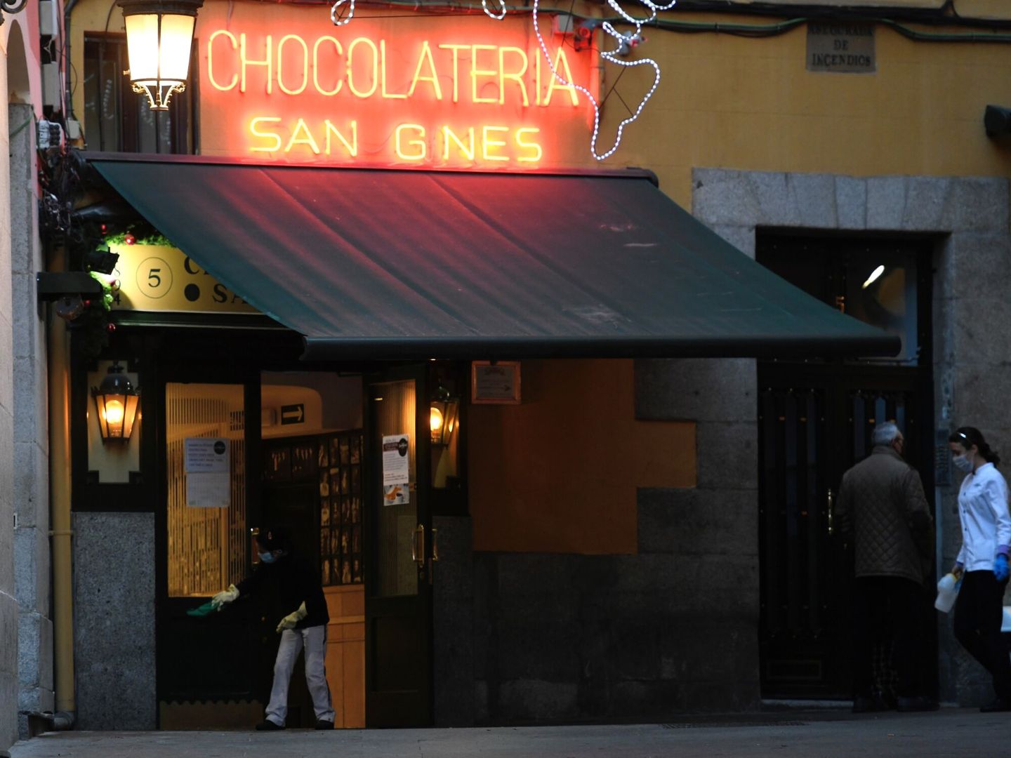 La chocolatería San Ginés en Madrid horas después de la celebración del Año Nuevo el pasado enero. (EFE/Víctor Lerena) 