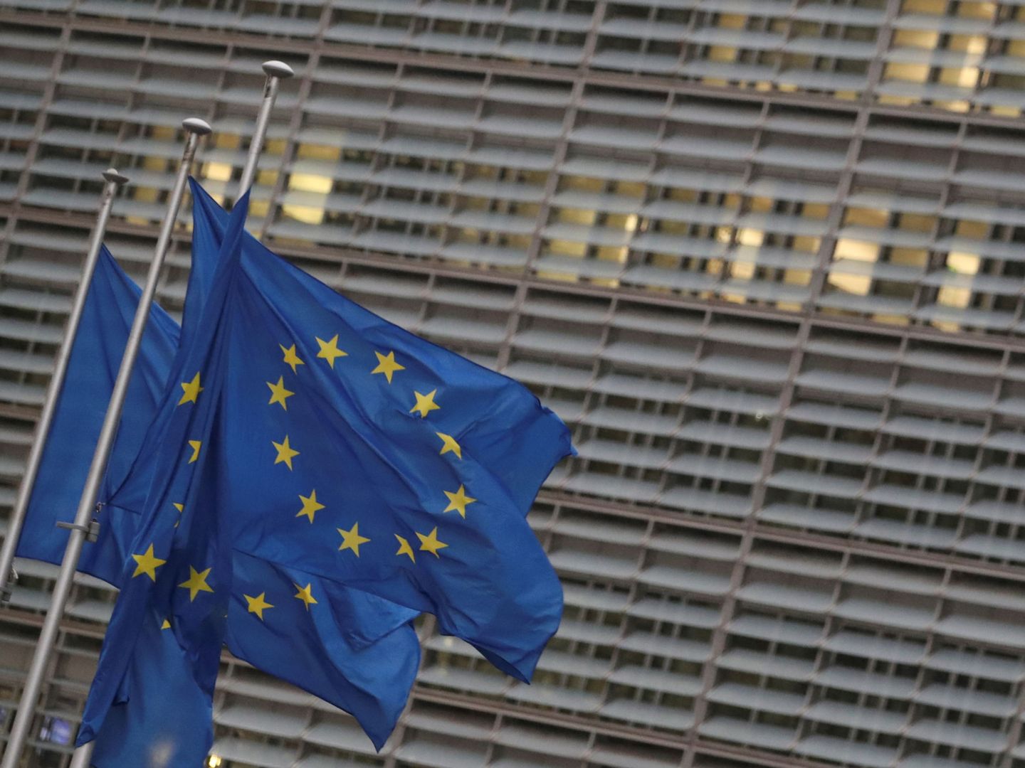 Banderas europeas frente a la sede del Ejecutivo comunitario en Bruselas. (Reuters)