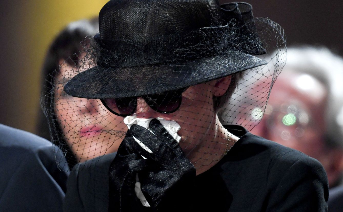 La viuda del excanciller, Maike Kohl-Richter, llora en el funeral. (Reuters)