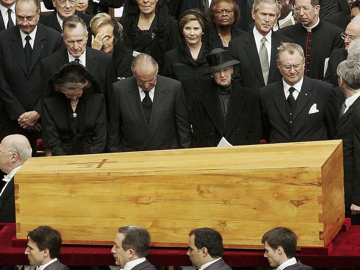Los reyes Juan Carlos y Sofía, junto a Margarita y Henrik de Dinamarca, en el funeral. (Getty)