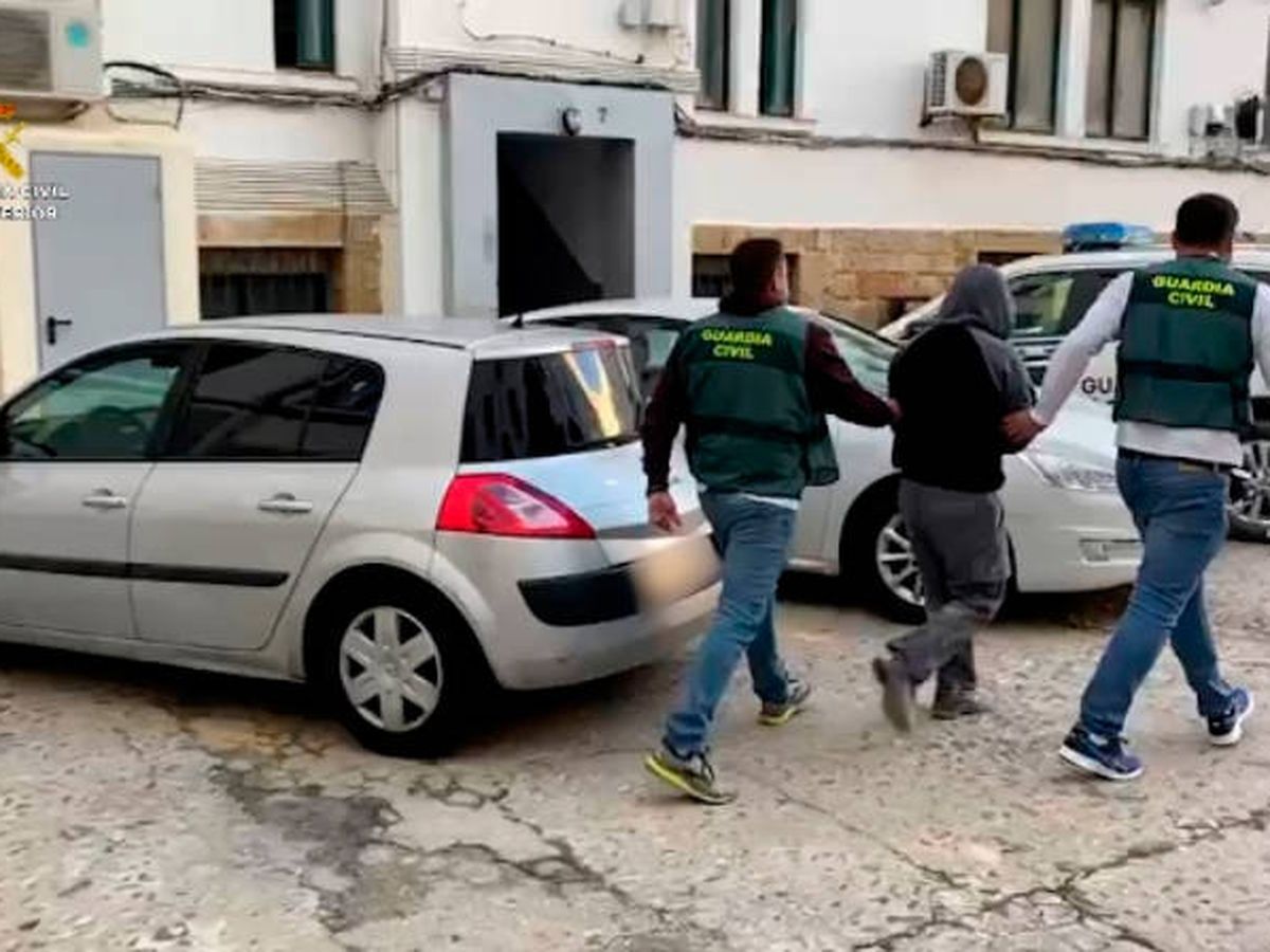 Foto: El detenido en Ceuta es conducido ante el juez (Guardia Civil)