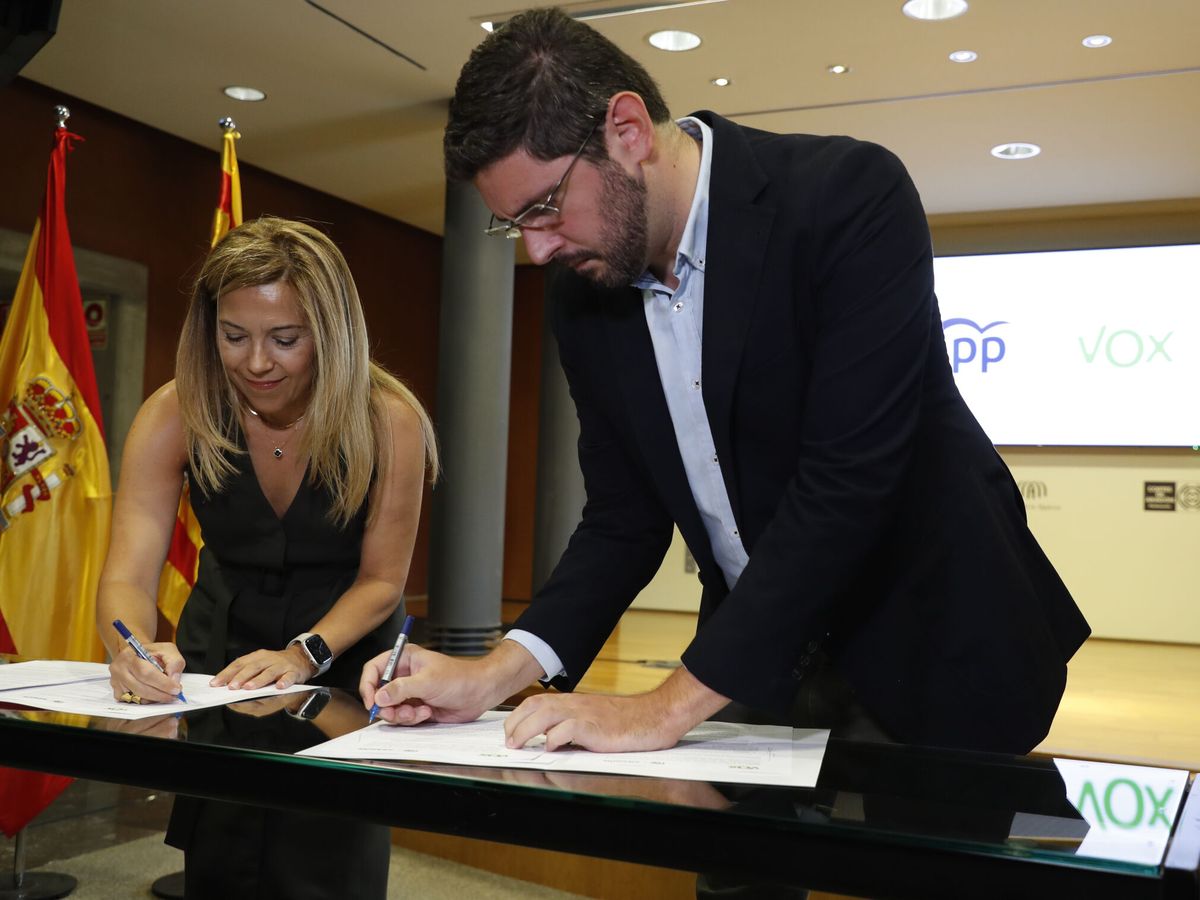Foto: Los portavoces del PP y de Vox en el Parlamento aragonés, Ana Alós (i) y Alejandro Nolasco (d), durante la firma este viernes del pacto de Gobierno de coalición. (EFE/Javier Belver)