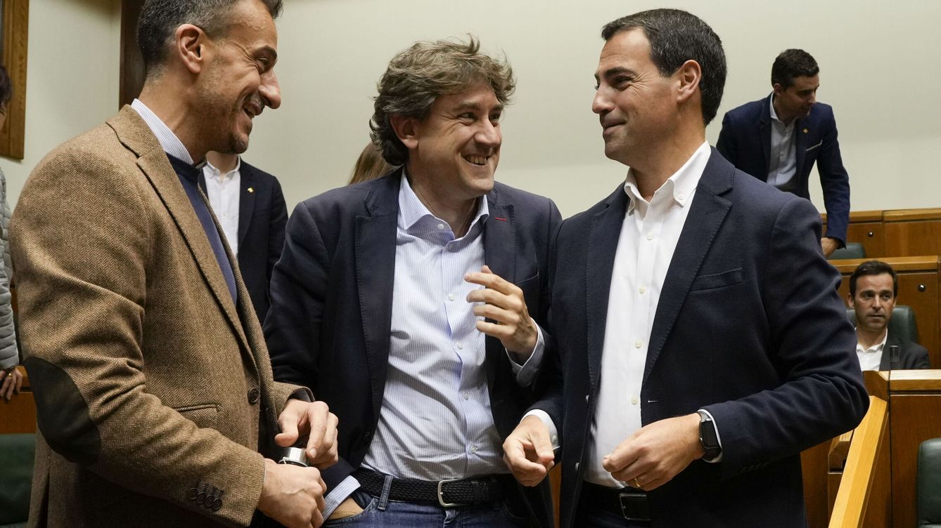 Foto: Andueza y Pradales en un pleno del Parlamento Vasco. (EFE/Adrián Ruiz Hierro)
