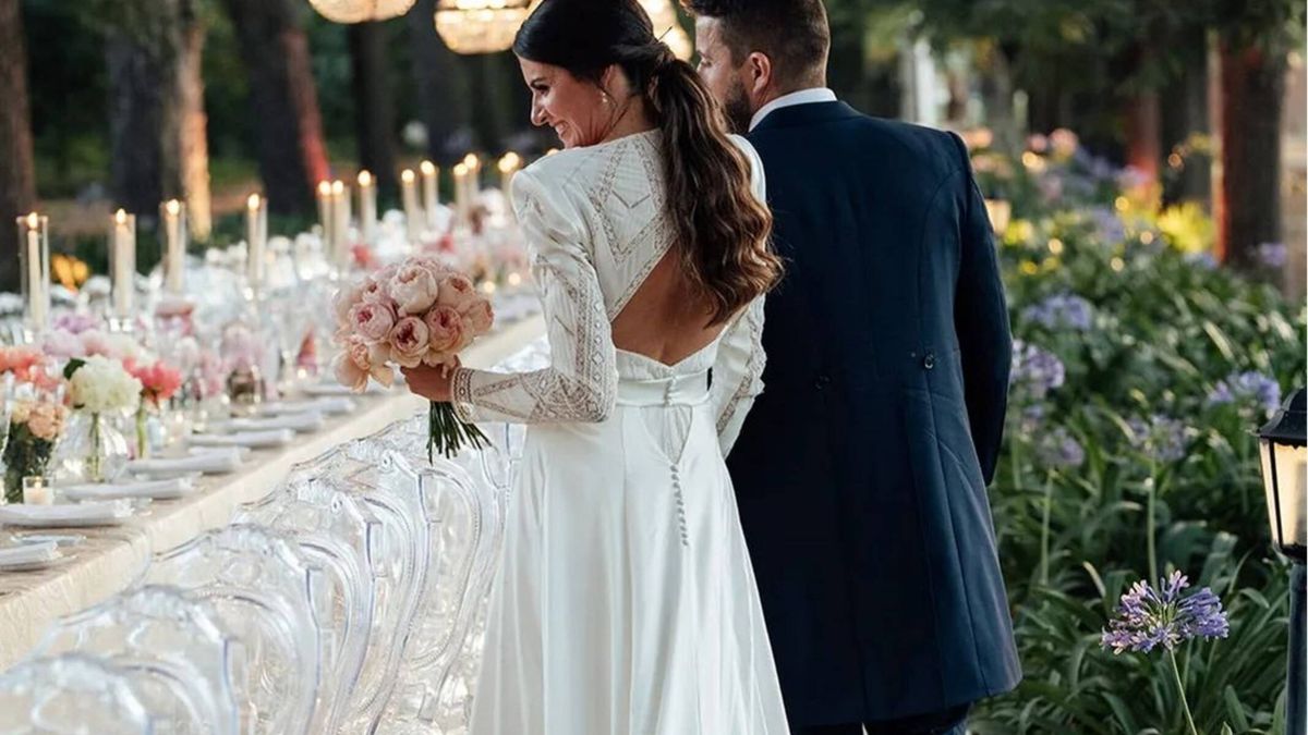 La boda destino en Málaga de Inma: vestido de novia boho, 'deco' de impresión y música