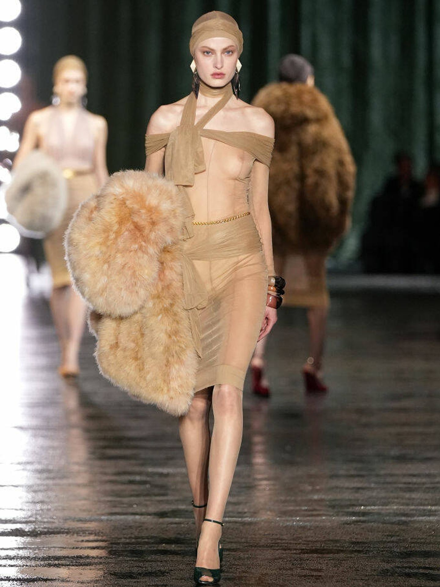 Saint Laurent reiventa los slip dresses en su nueva colección. (Getty Images)