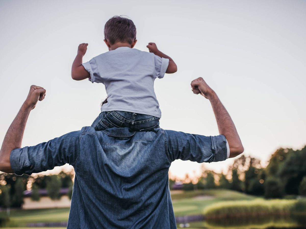 Foto: Un padre sostiene a su hijo a hombros. (iStock)