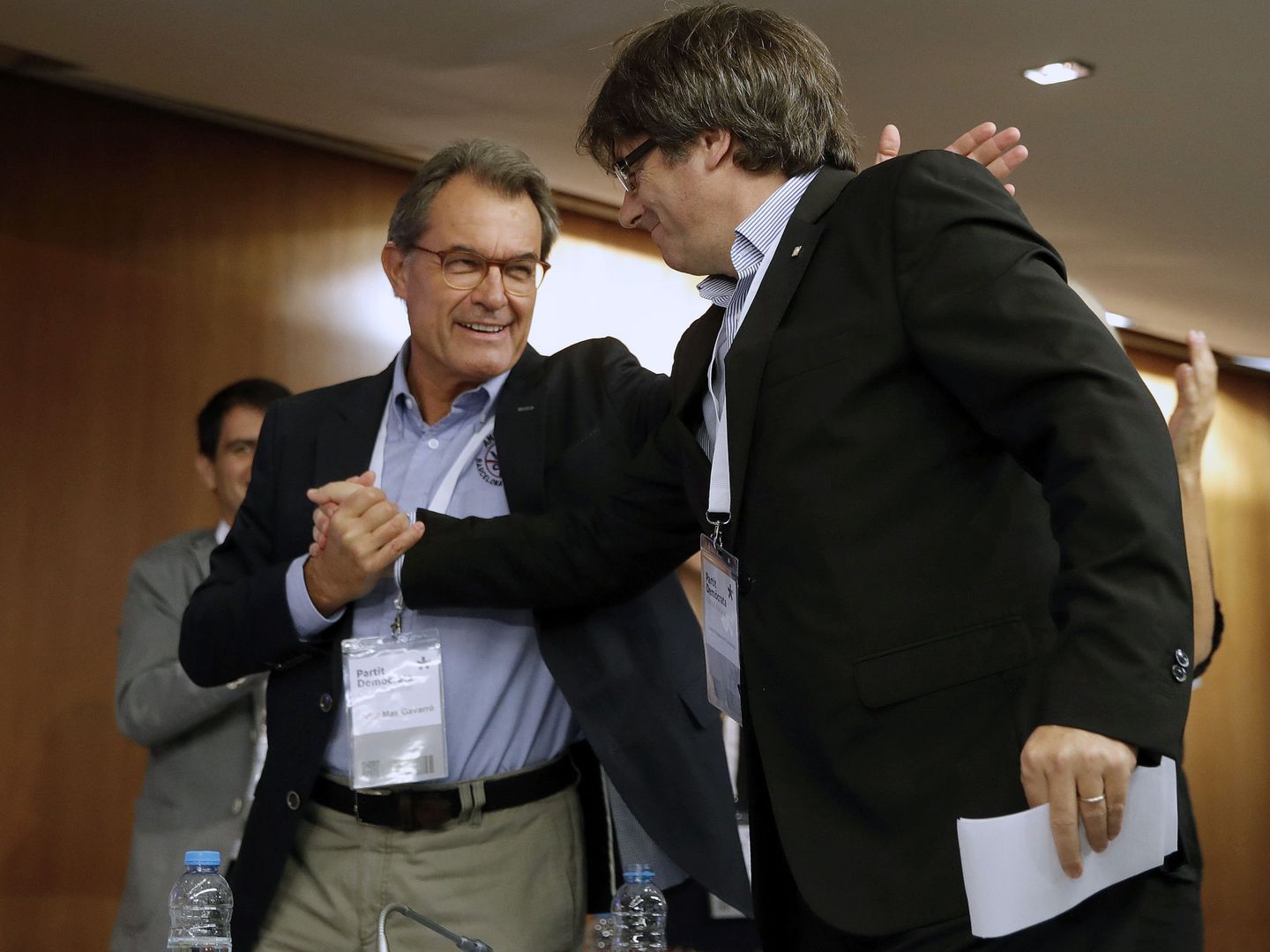 Carles Puigdemont saluda al expresidente Artur Mas durante el Consell Nacional del PDeCAT. (EFE)