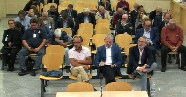 Foto: Los acusados escuchan los informes finales del juicio de Gürtel en octubre. (EFE)