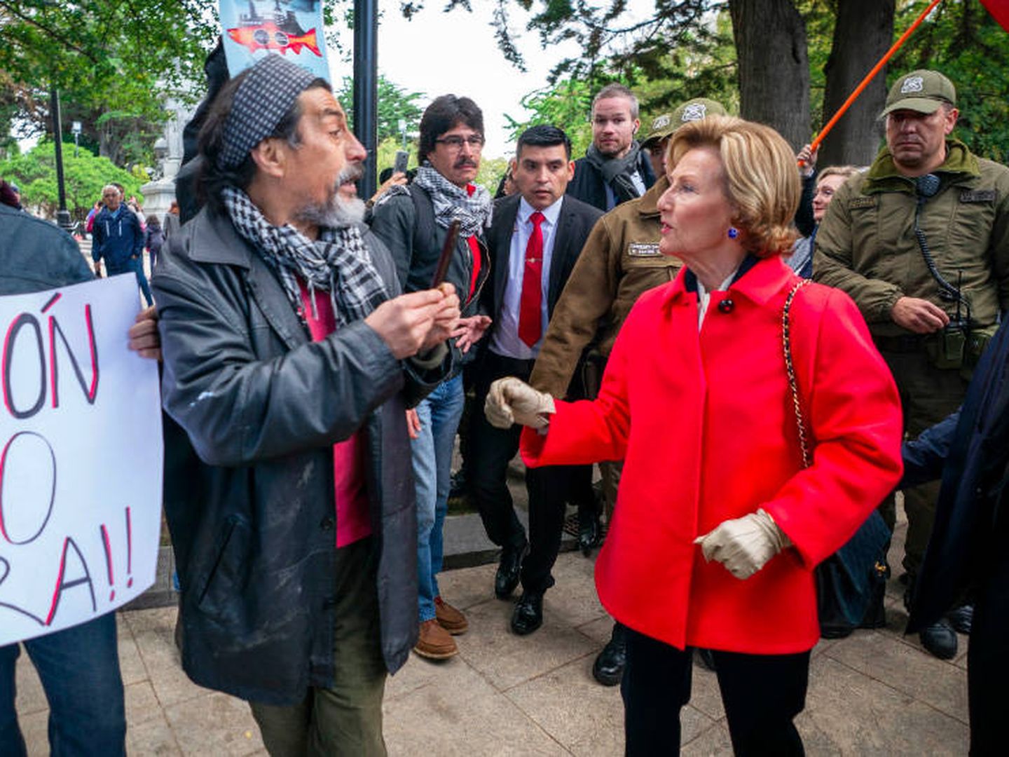 La reina Sonia de Noruega hablando con los manifestantes en Punta Arenas. (Heiko Junge / Casa Real Noruega)