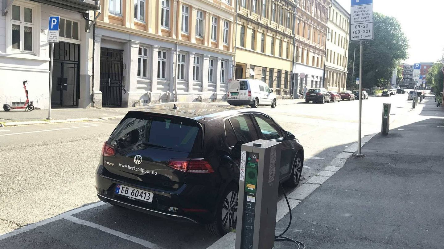 En todas las calles de las ciudades noruegas hay puntos de recarga para coches eléctricos. C.F.C. 