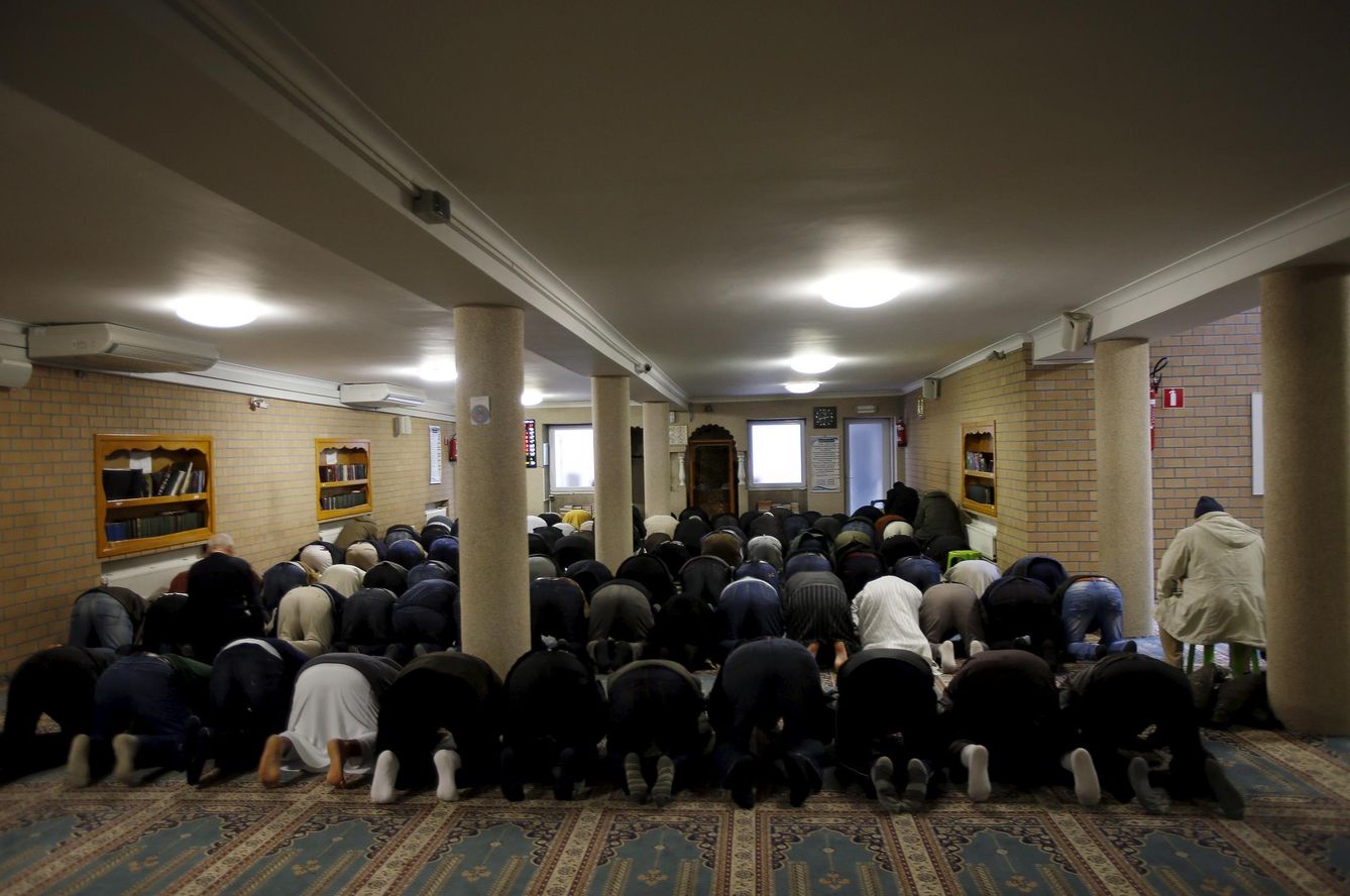 Musulmanes belgas, durante la oración del viernes en la mezquita Attadamoun, en el barrio de Molenbeek (Bruselas).