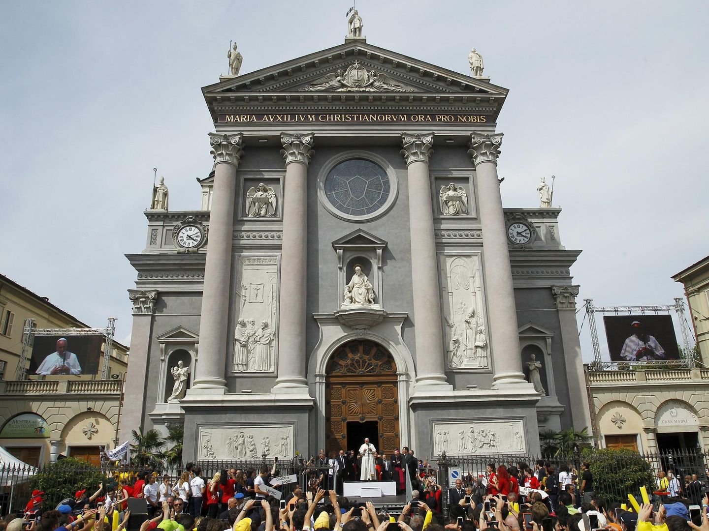 El papa, en una visita a la Basílica de María Auxiliadora de Turín, donde reposan los restos de Santo Domingo Savio, en 2015 (Reuters)