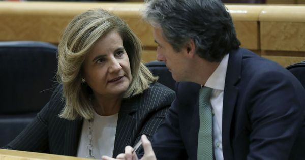 Foto: Los ministros de Empleo, Fátima Báñez (i), y de Fomento, Íñigo de la Serna. (EFE)