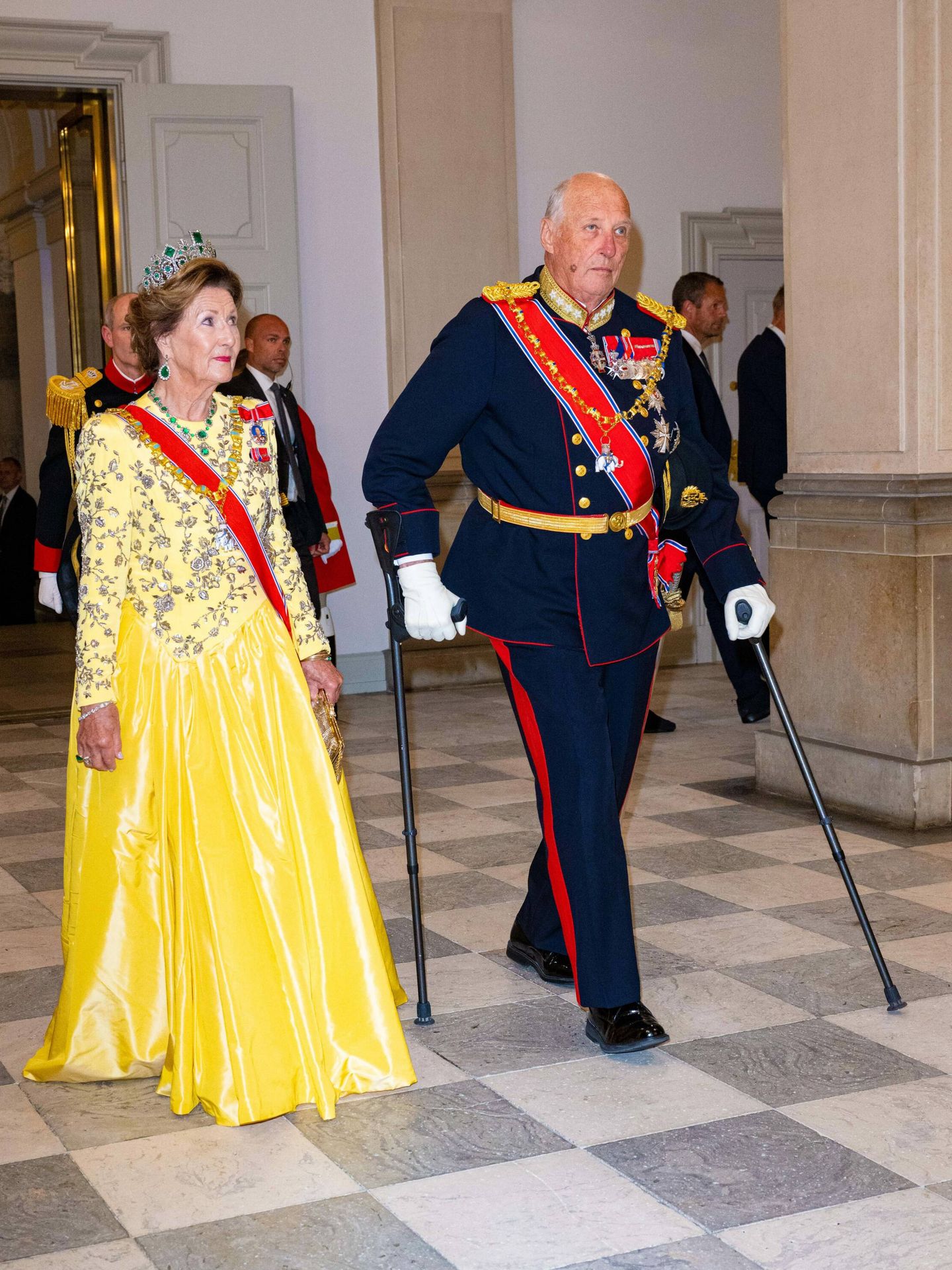 La reina Sonia y el rey Harald de Noruega, en la cena de gala. (CP)