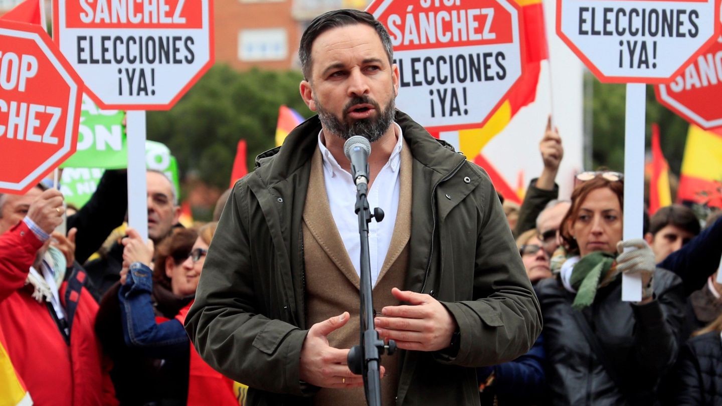 El líder de Vox, Santiago Abascal, durante su intervención tras la manifestación de Colón. (EFE)