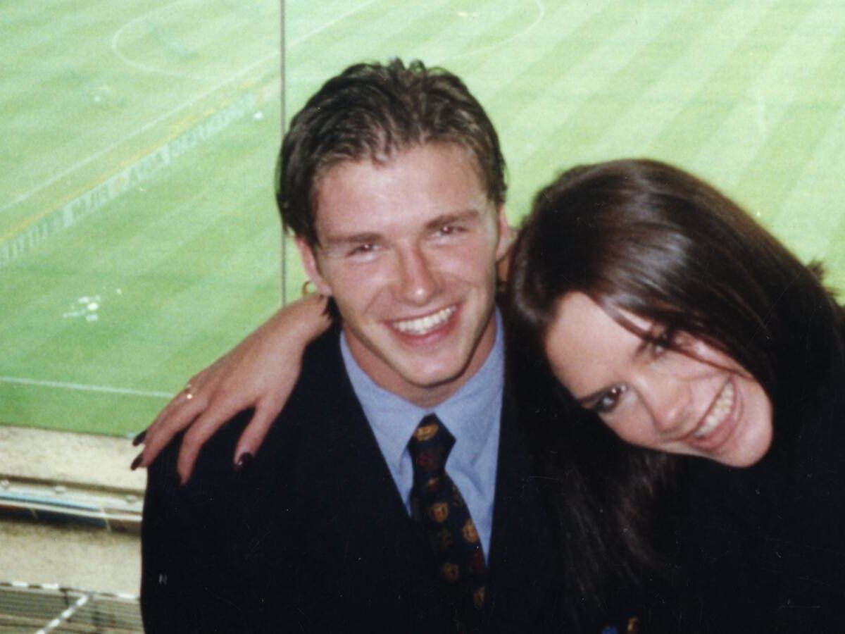 Foto: David y Victoria Beckham en una imagen de la serie 'Beckham'. (Netflix)