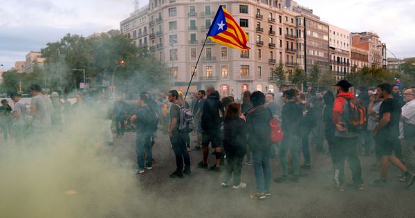 Foto: Manifestantes en Barcelona, durante el aniversario del 1-O. (EFE)
