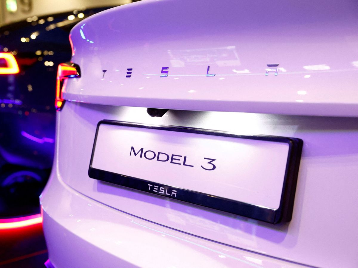 Foto: El Tesla Model 3 es uno de los coches eléctricos más vendidos en España (Reuters/Peter Cziborra)